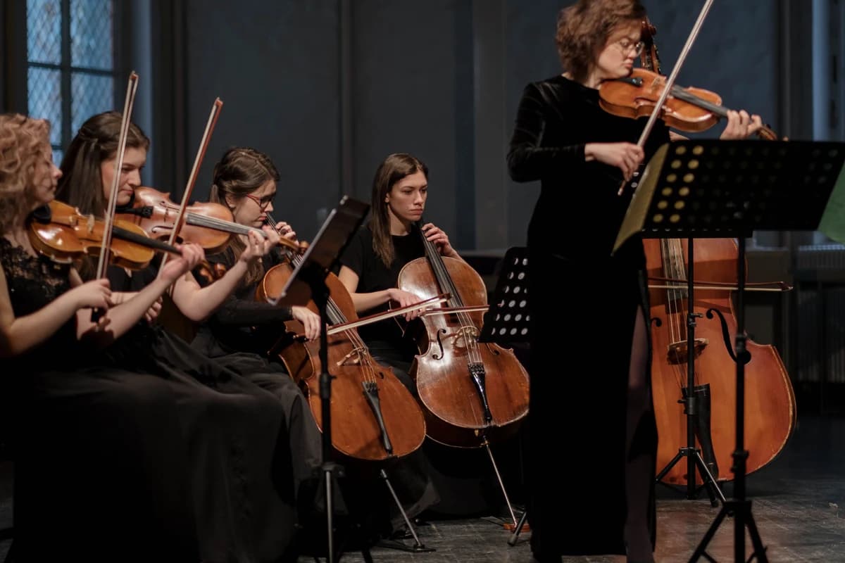 Strygekvartet der spiller bryllupsmusik under vielsen i kirken