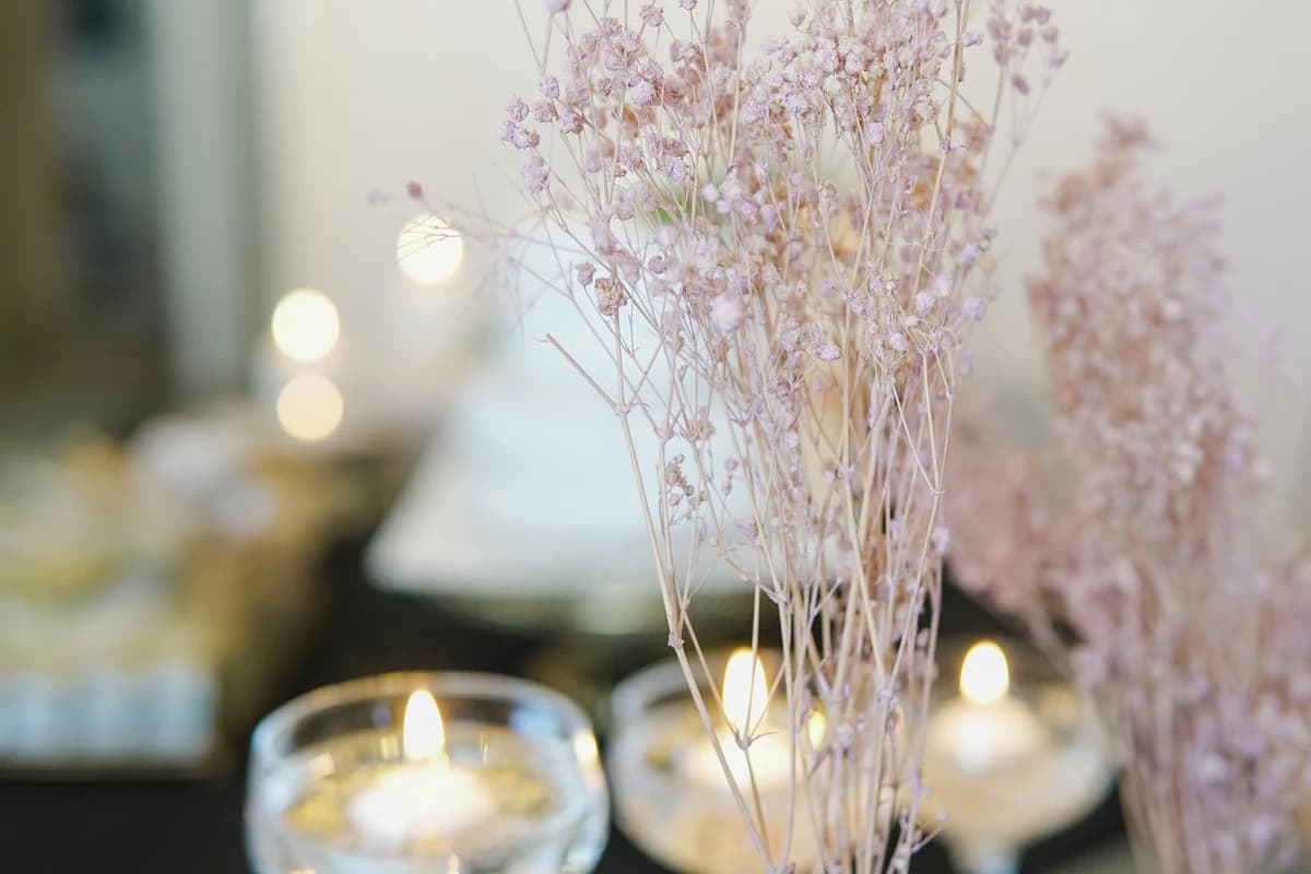 Lite bryllup med DIY-blomster og enkel borddekking
