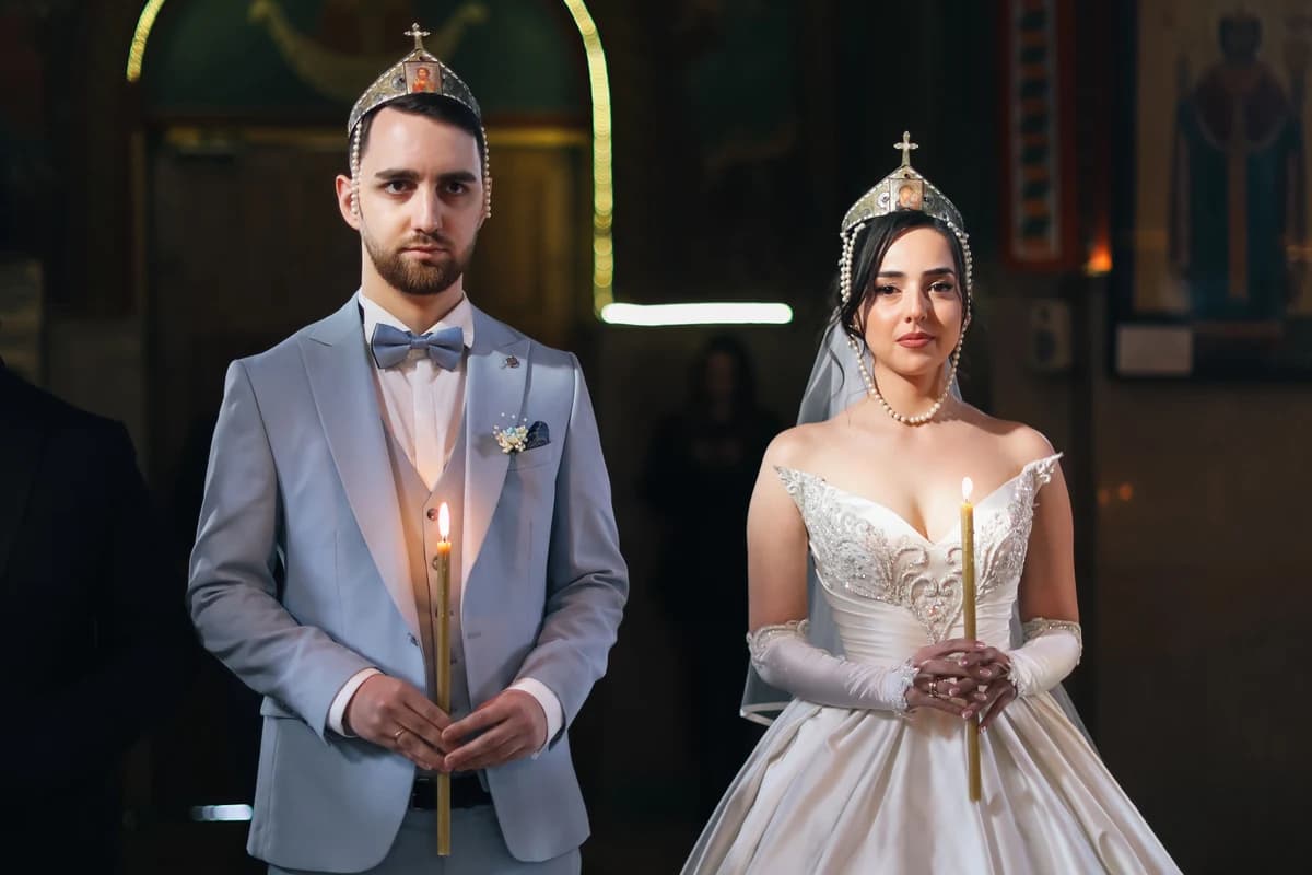 Kirkebryllup med brudepar ved alteret i en pyntet kirke