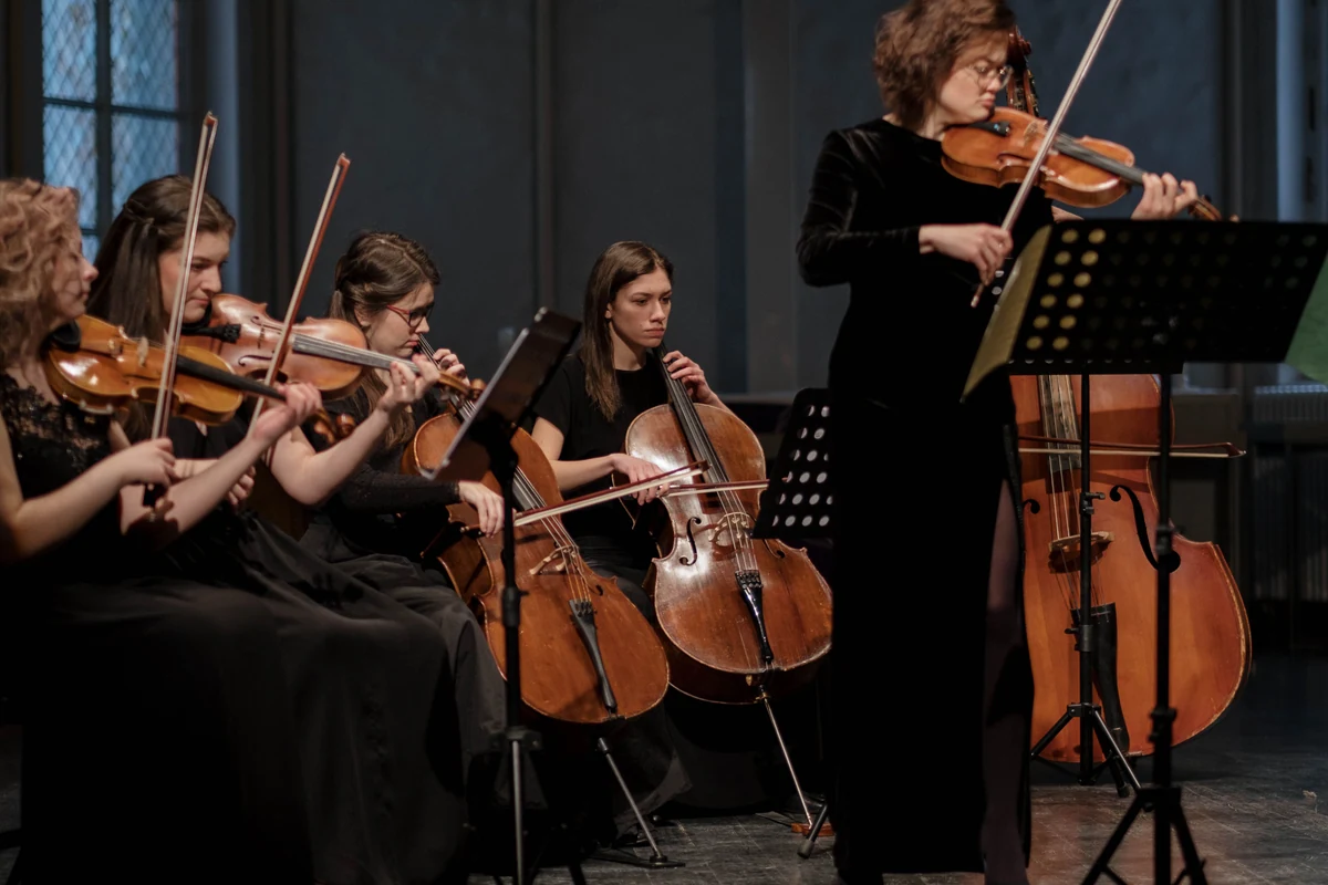 Strygekvartet der spiller bryllupsmusik under vielsen i kirken