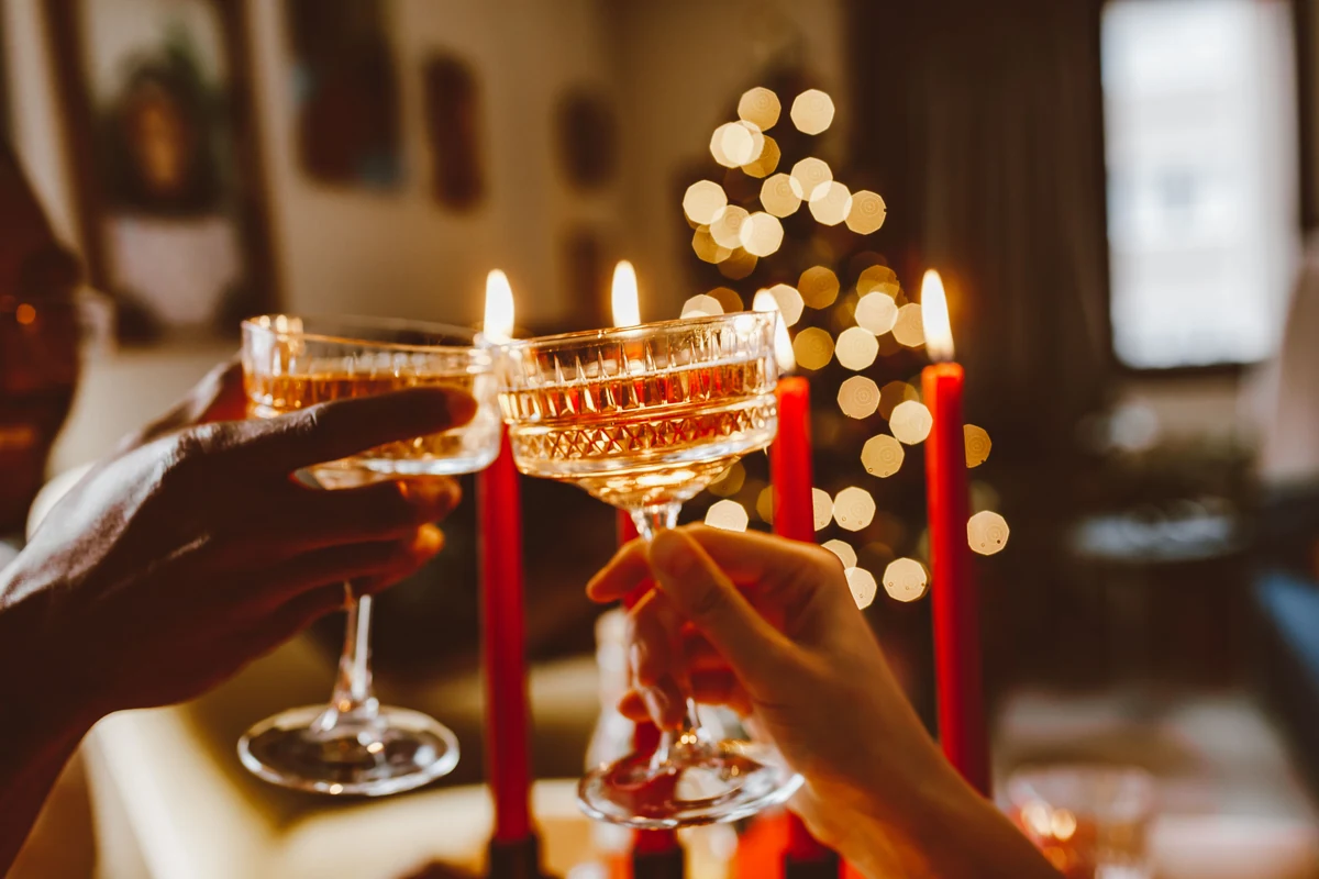 Fyllda glas uppradade och redo inför bröllopsskålen vid middagen