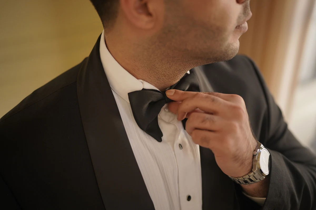 Detaljer på smoking med sløyfe foran bryllup