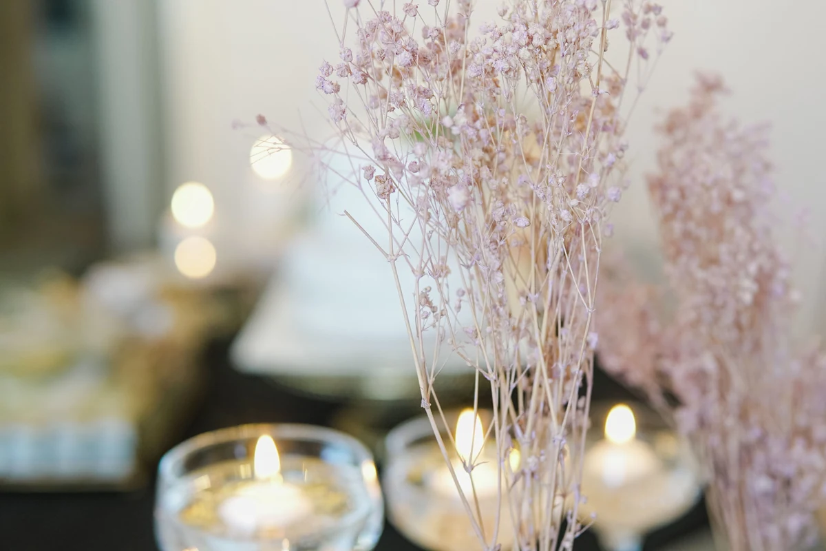 Lite bryllup med DIY-blomster og enkel borddekking