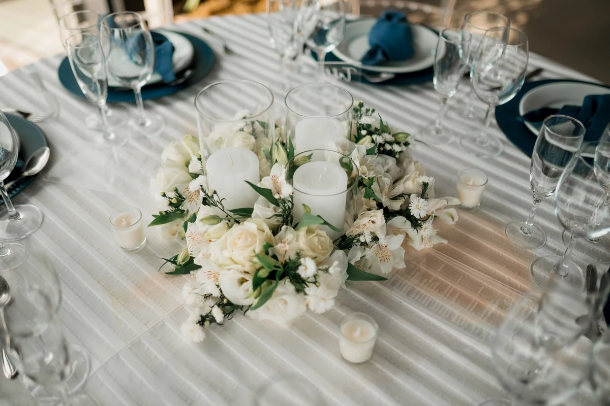 Bröllopsdukning i dova färger med blommor och ljus