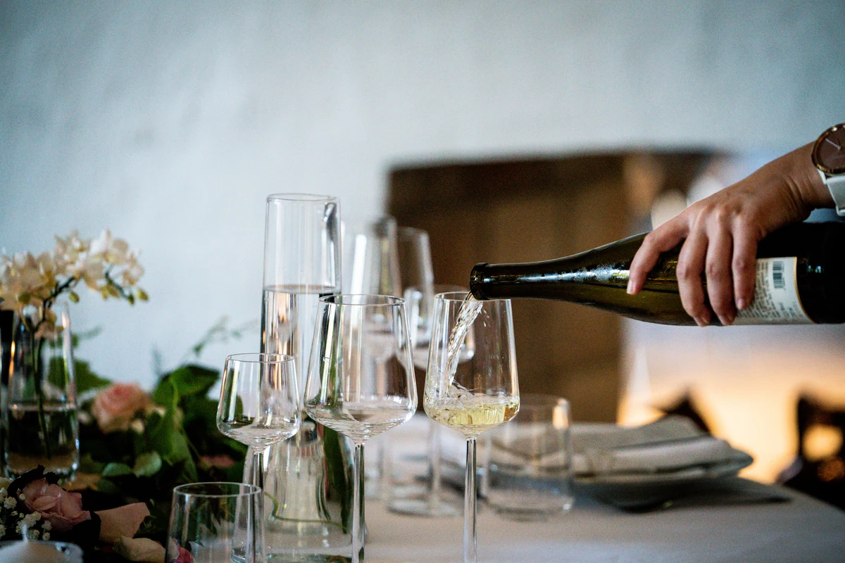 Rød- og hvidvin i glas på et dækket bryllupsbord