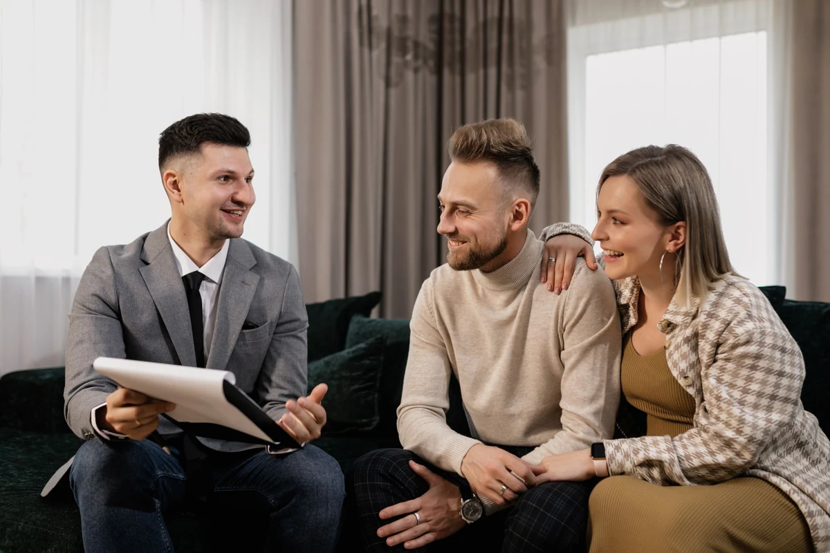 Forlovet par diskuterer planer i sofaen hjemme