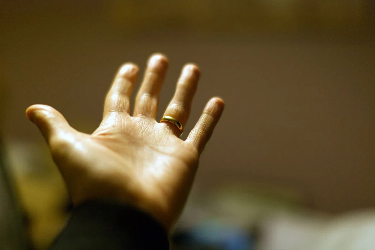 Hænder med vielsesring på ringfinger — nordisk tradition