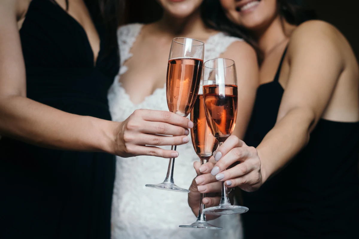 Champagneglas som skålar nära håll under bröllopsmiddagen